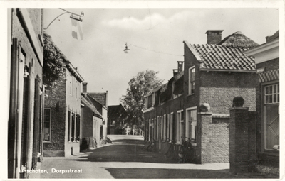 11356 Gezicht in de Dorpsstraat met bebouwing te Linschoten uit het zuiden; met rechts de voorgevels van de huizen nrs. ...